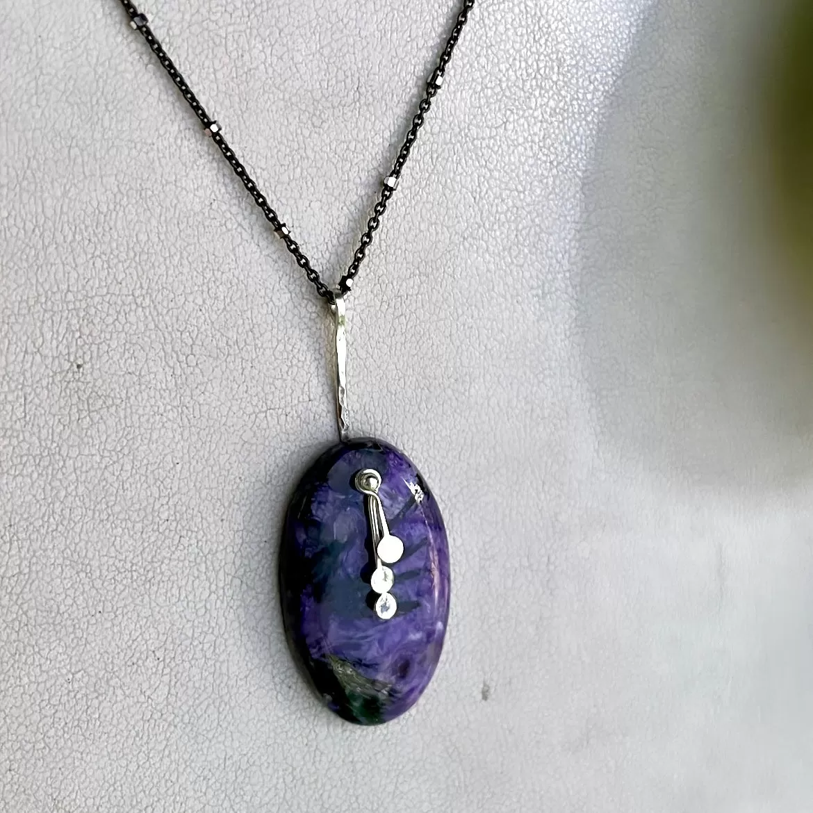 Pendulum dots oval charoite