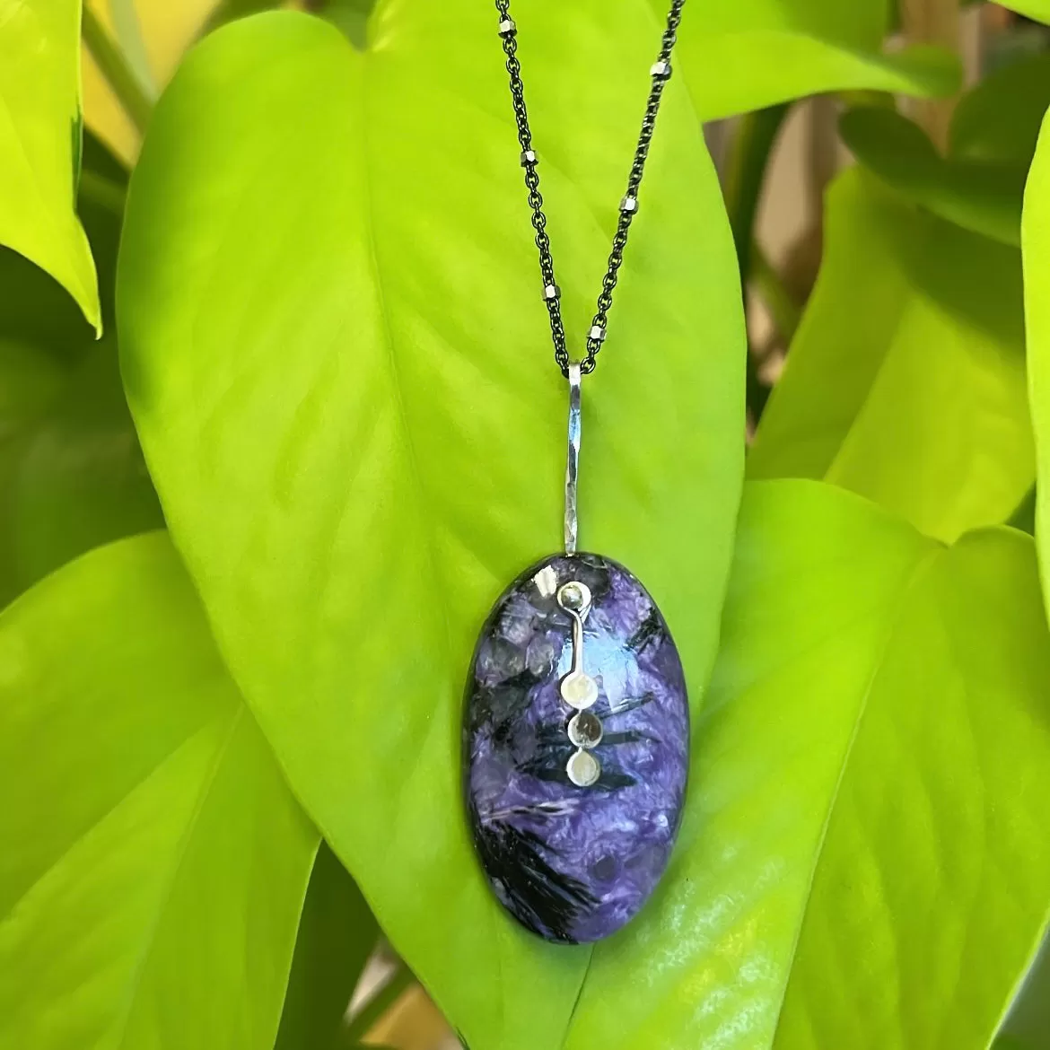 Pendulum dots oval charoite